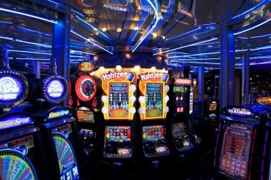 Antarmuka Big Bass Bonanza menampilkan gulir, garis pembayaran, dan tombol kontrol permainan